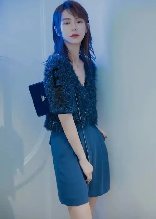 戚哥新发型,拉风减龄还抗寒