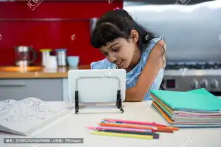 女孩在厨房柜台的彩色铅笔和书中使用数字平板电脑