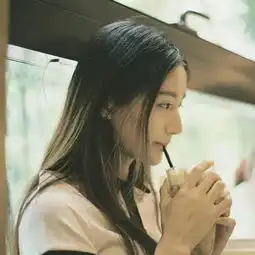 两年了,我年华虚度,空有一身疲倦