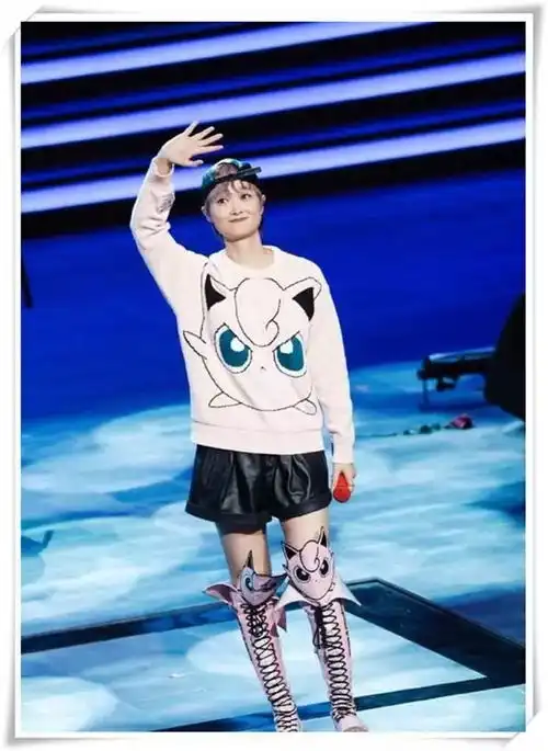 谁说女王没有少女心李宇春戚薇相继挑战粉色卡通靴,秒变小公举