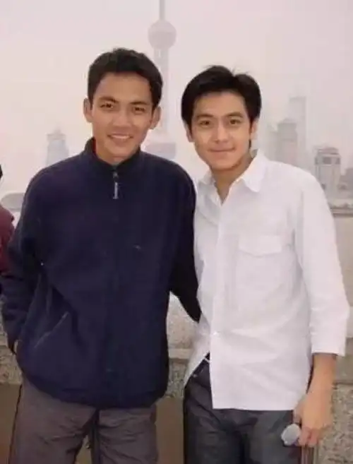 禁欲系西服男生头像刘亦