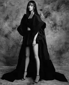 郑爽重登杂志封面,罕见挑战颜料妆,百变魅力远胜杨幂几条街