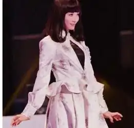 42岁林志玲齐刘海嘟嘴卖萌似少女,这是开始模仿baby了