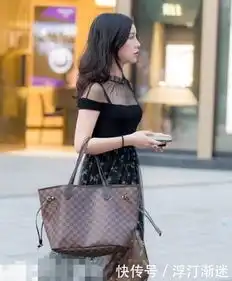 街拍小姐姐露肩设计的淑女小衫搭配破洞的修身牛仔裤,美极了