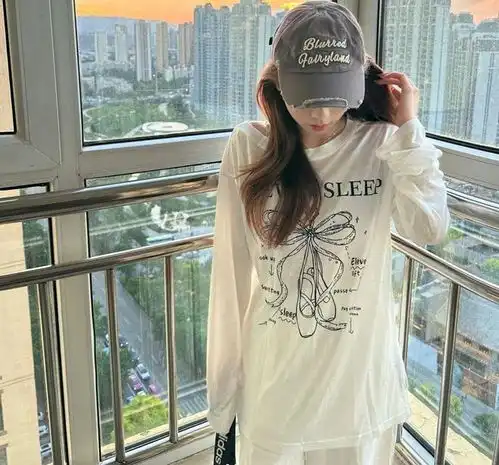 韩系清冷感露肩罩衫白裤干干净净的