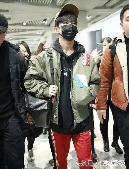 王源与易烊千玺结束行程回国,分别现身首都机场