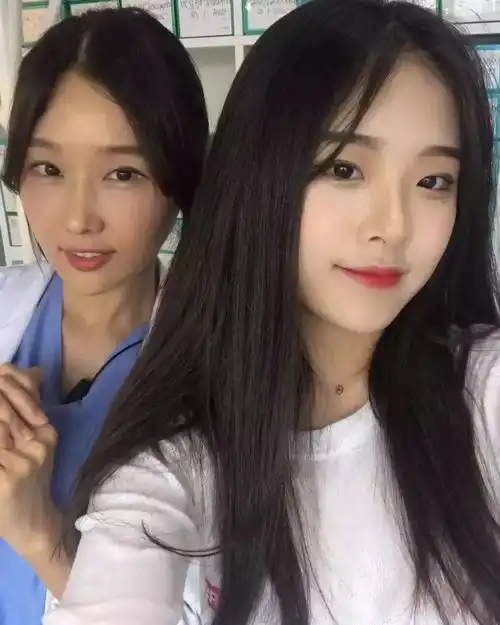 50岁冻龄美女牙医火了,沉迷自拍遭女儿投诉,网友替她喊冤自拍太少