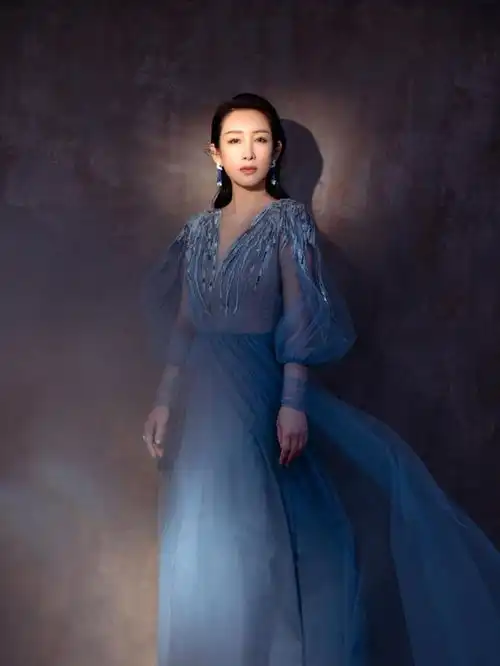 42岁秦海璐气质太赞了一袭蓝色深v薄纱裙优雅仙气,女人味十足