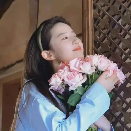 手捧花的白衣头像男