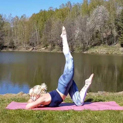 钟楚曦气质出众,穿黄色蕾丝纱裙满满少女感,腿长腰细尽显好身材