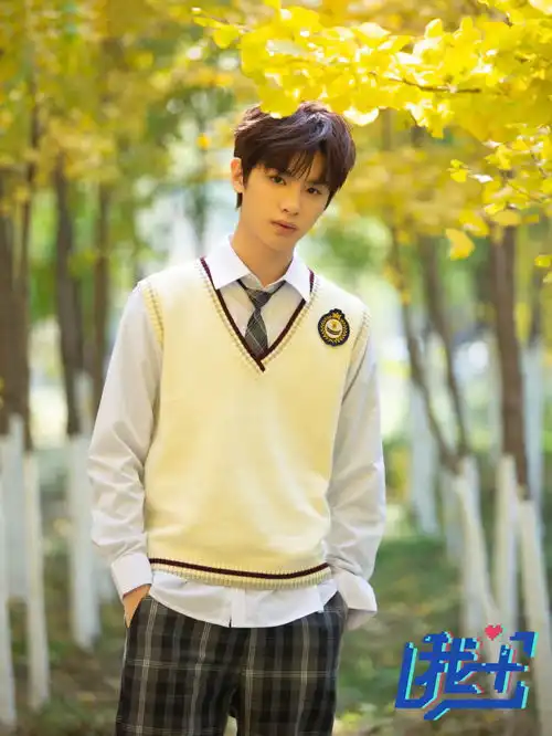 黄明昊撞上侯明昊,同是校园系搭配,化身初恋系男友
