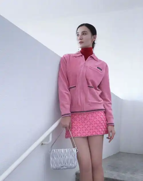 宋佳穿粉色系,初恋感爆棚,又很显嫩