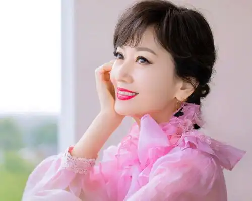 赵雅芝66岁生日,穿粉色仙女裙似少女,老公却亲密搂陌生女人