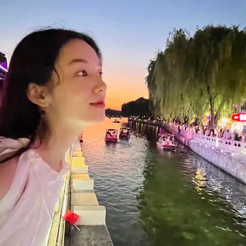 周也夏末出门遛弯赏景穿无袖白裙秒变清冷感美女