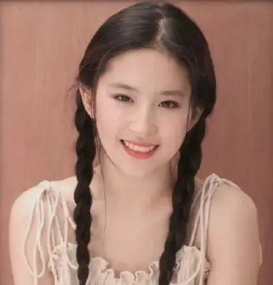 杨幂时尚,刘亦菲仙气,唐嫣甜美,吴宣仪惊艳,你喜欢谁的吊带装