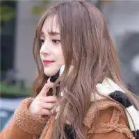 微信女生头像唯美长发披肩头像天空很蓝白云很白行人很忙