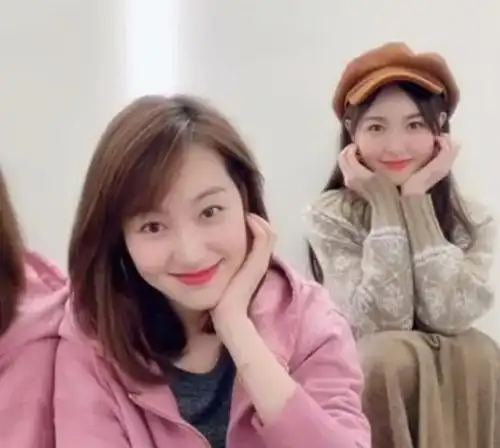 前央视主持王冠晒近况,裸妆出镜头发还油,没架子模样都夸美