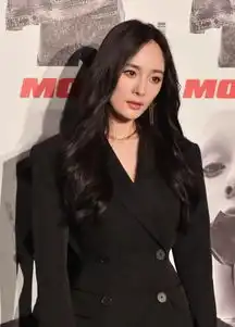 杨幂终于尝试暗黑系烟熏妆,全黑连衣裙配高筒靴,炫酷摩登满分