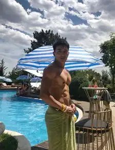 多重身份的肌肉帅哥,养眼到不行,照片总被人冒用头像