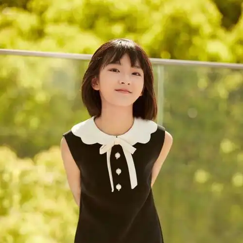 王圣迪小学毕业晒照留念手拿证书对镜头开心微笑王圣迪小学毕业晒照留念是什么情况