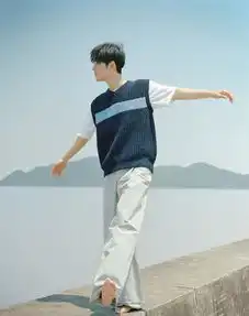 27岁肖战光脚拍照,短袖叠穿毛衣,变身日系美少年