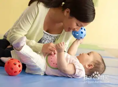 如何教0到3岁宝宝玩球类游戏