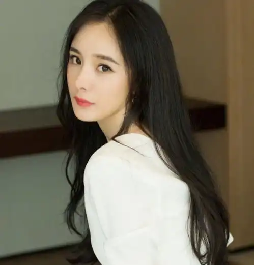 杨幂近照公开,一袭白裙如知性女人,这才是圈内的最干净女星
