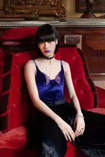 esee董瑞男穿梭于巴黎街巷,呈现高级感艺术大片