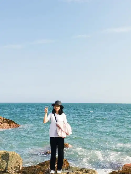 在东山岛,裹布看海的流浪汉