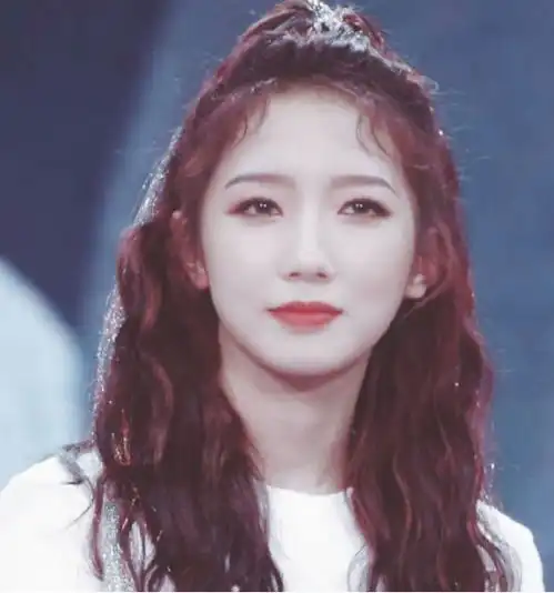 有种裤子叫吴宣仪的夹肉裤,拉链没拉好,再疼也要笑着表演