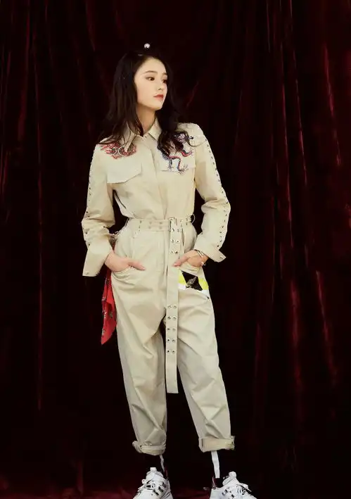 演美人鱼她从素人变一线小花,穿奶茶色轻纱裙,略胖却很娇美