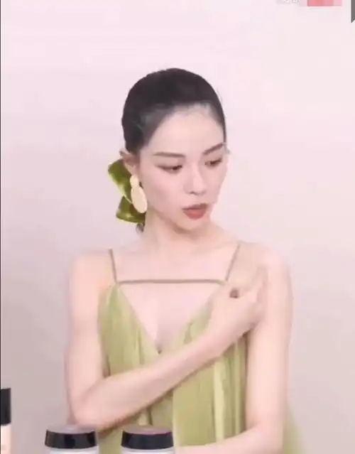 杨幂为漫画腰道歉,撕开了女明星身材炒作的遮羞布