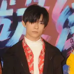 易烊千玺新发型大玩颓废风,网友非主流既视感