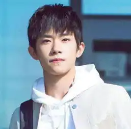 易烊千玺谈恋爱了脖子上的印痕成为焦点,粉丝却道出真相