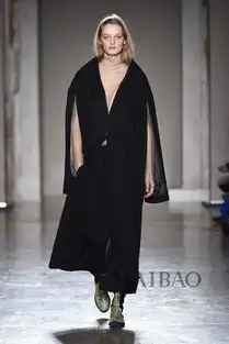 ricostru女装秀赋有超现实诗意的时装故事