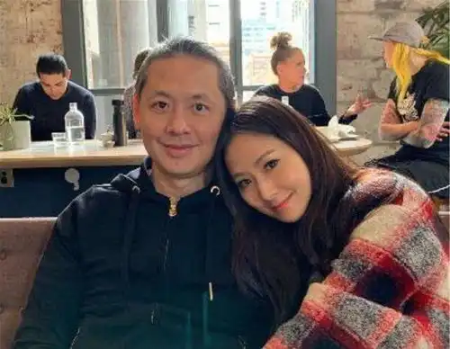 她13岁爱上闺蜜哥哥,21岁终于成功嫁他为妻,今为他赚13亿