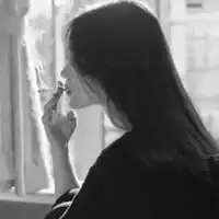 女生头像冷酷黑色系真人吸烟冷酷黑色女生头像