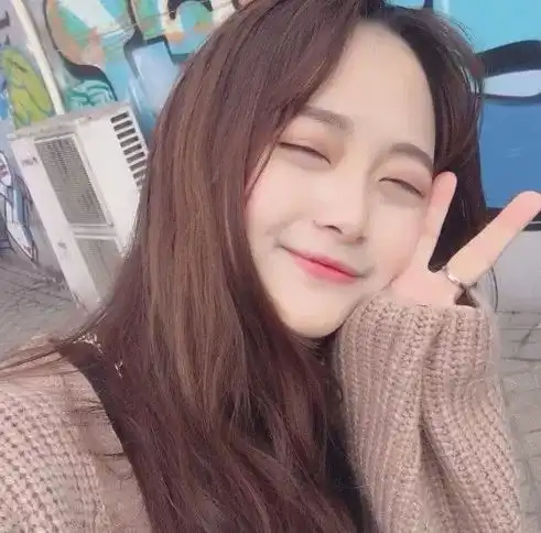 蒋欣的痘印一个月都没好,最近突然像施了魔法