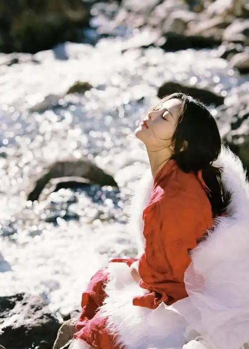 杨超越又美了很多,穿古风服装展示侠女气质,让女人都移不开眼