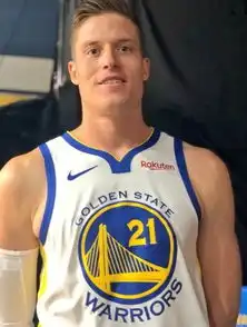 勇士晒新赛季五巨头定妆照,库里霸气站c位,杜兰特那张看笑了