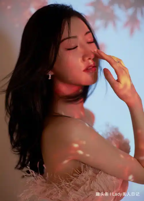 景甜是芭莎夜隐藏的仙女,穿着粉色麦穗裙灵动飘逸,抿嘴更撩人