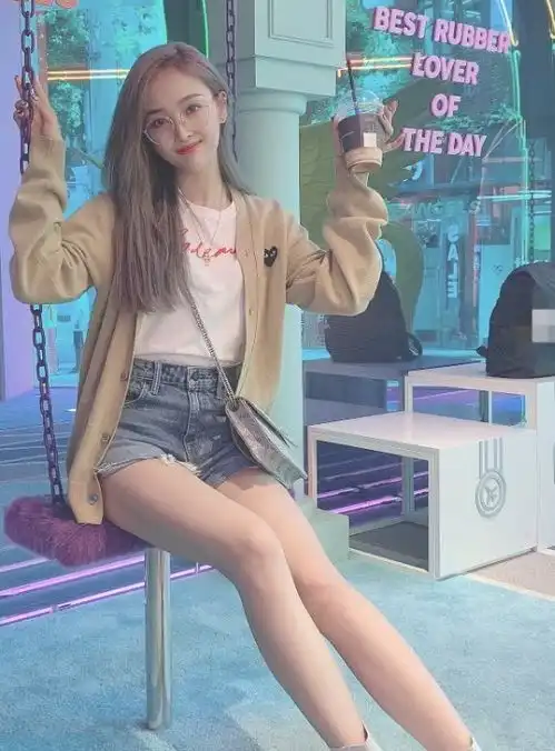 吴宣仪好会穿,外套要选能遮住裤子的,坐下来后腿长该有1米3