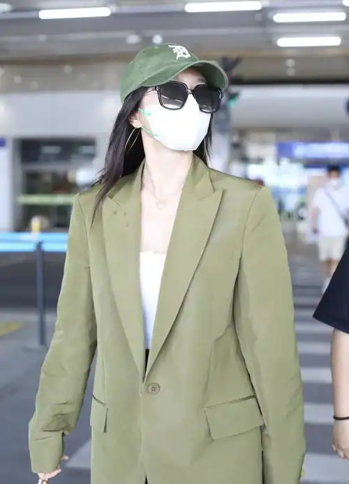 秦岚穿西装配迷你裙,少女身材藏不住,难怪一点看不出年龄