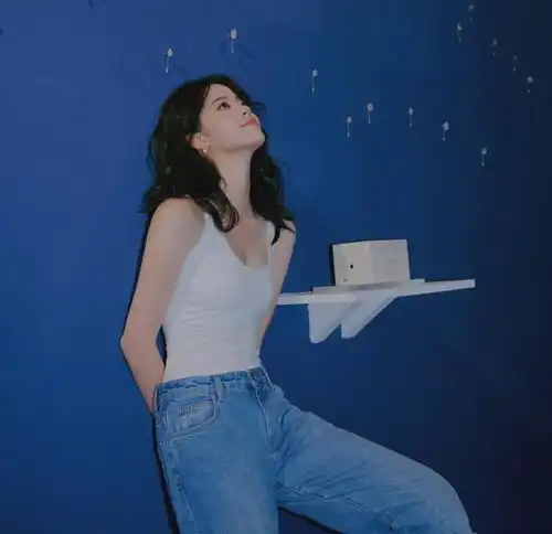 当她穿上黑丝,清纯少女变性感