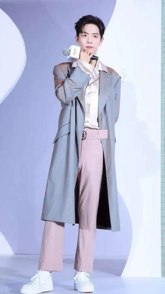 肖战爆红之后的营业微笑,网友太假粉丝不想笑就别笑了