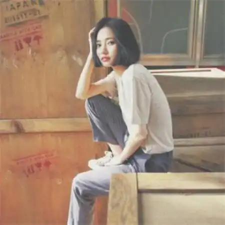 橙色系短发女生头像裙装