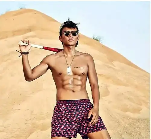 黝黑的腹肌帅哥是不是你的菜阳光,沙滩