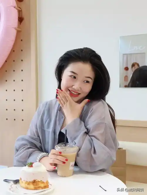 温柔美女笑靥如花,从容大方引人注目