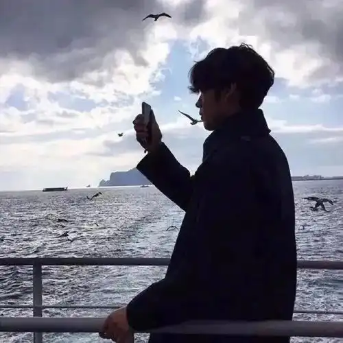 暖系男生中二背影头像头