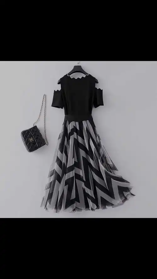 黑色系的连衣裙,很显年轻的,没有配动听的音乐